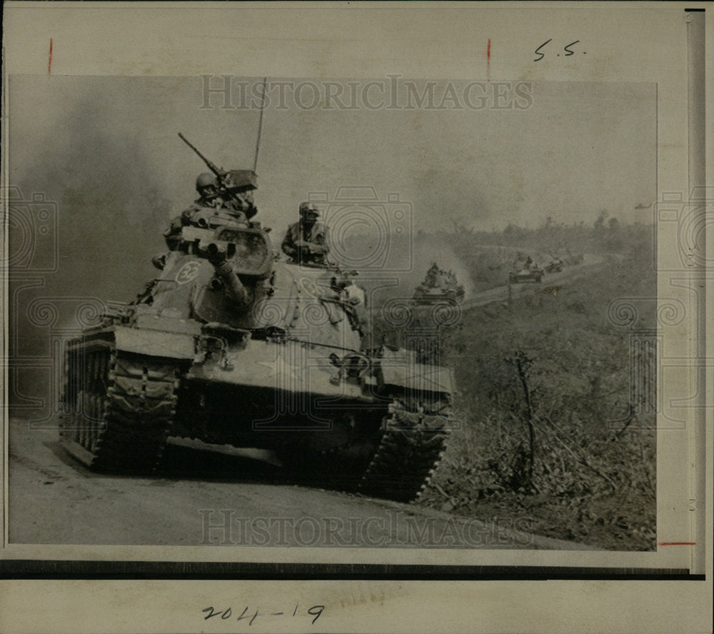 1971 Press Photo US Tanks Heading Towards Laos - Historic Images