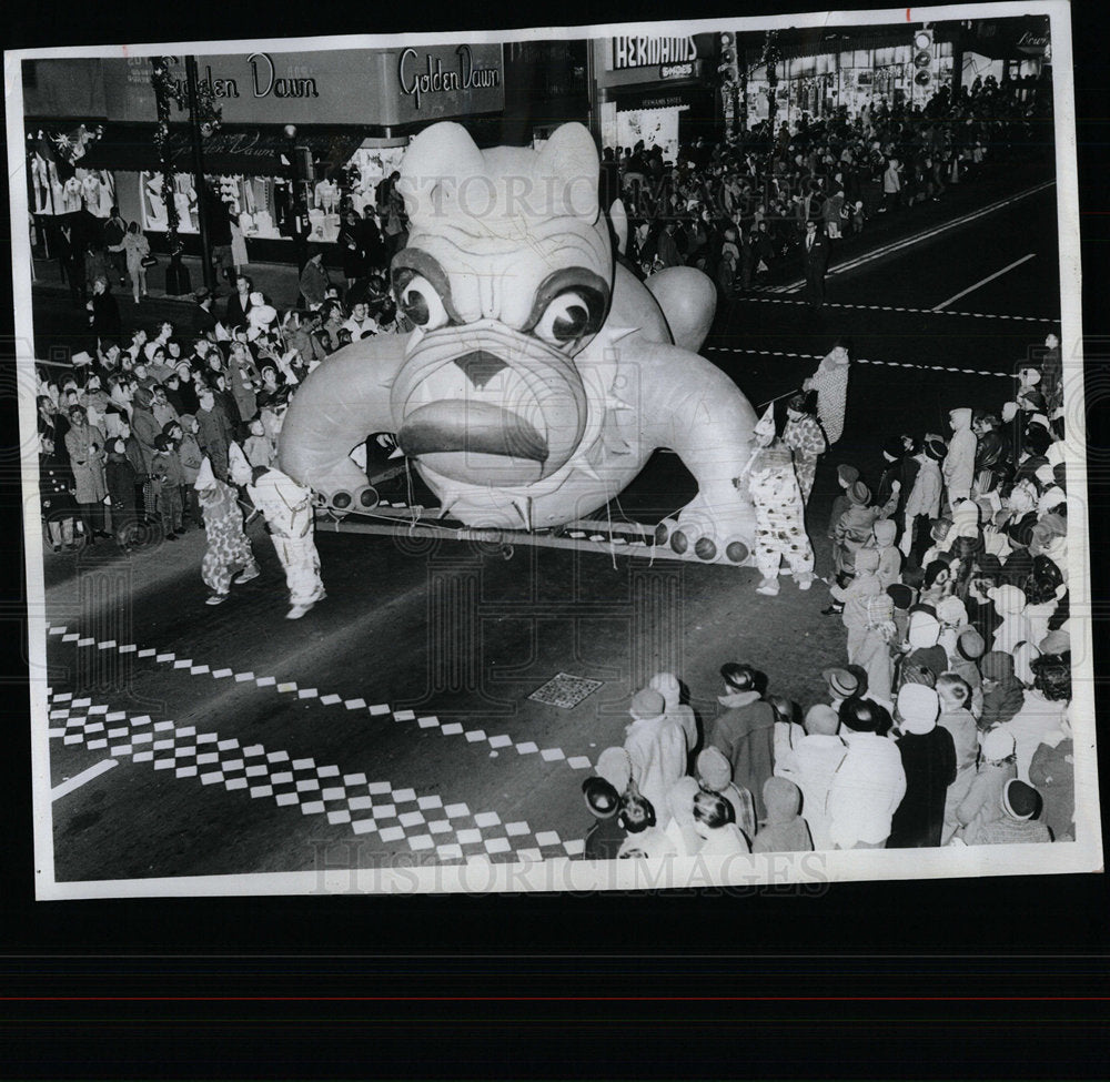 1965 Press Photo Santa Claus Parade Bulldog Balloon - Historic Images