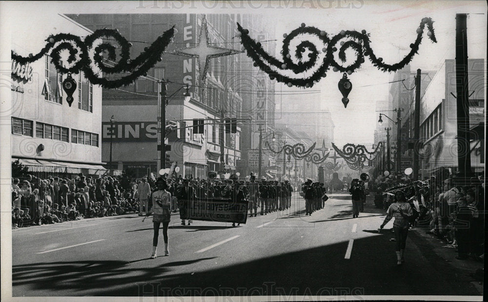 1961 Press Photo Santa Claus Parade Band Marching - Historic Images