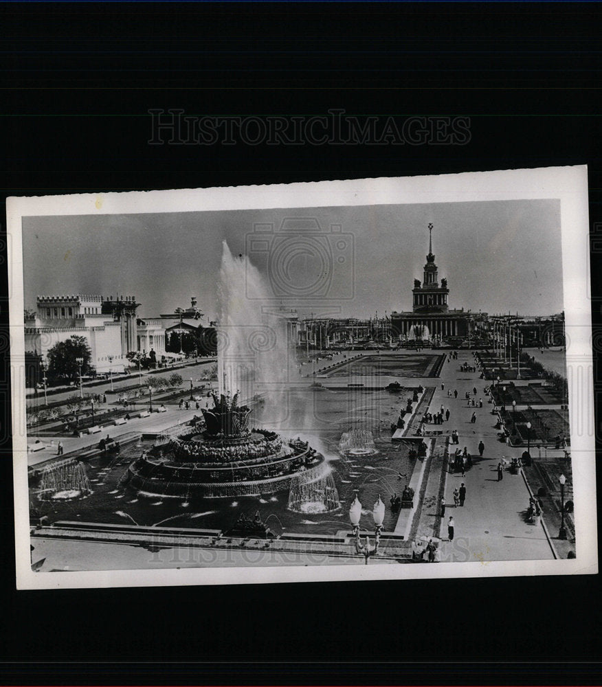 1956 Press Photo Huge Fountain Dominate Ground USSR Agr - Historic Images