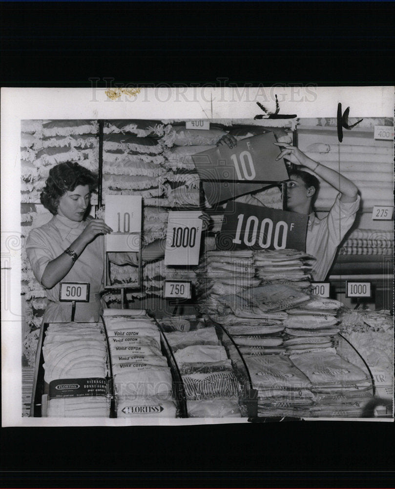 1959 Press Photo Salesgirl Paris Shop Place Price Tag A - Historic Images