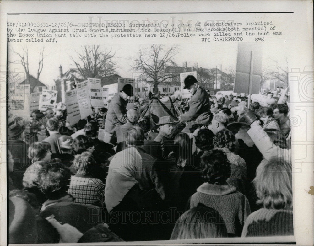 1964 Press Photo Huntsmen Surrounded By Protestors  - Historic Images