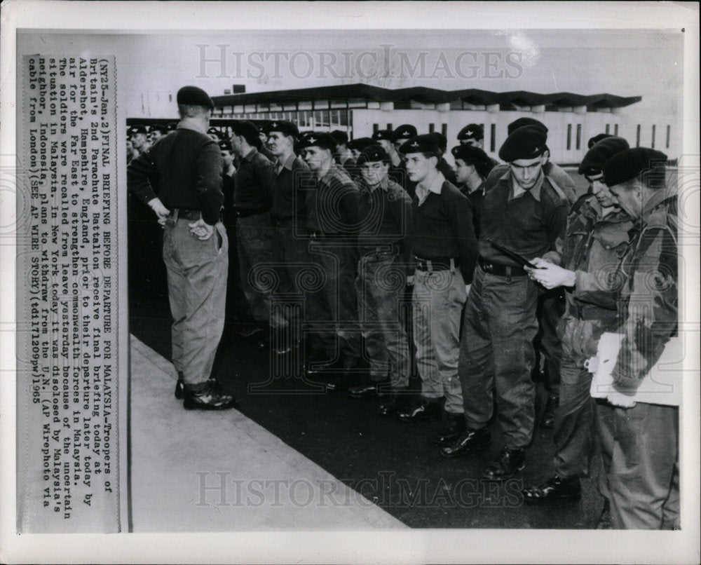 1965 Press Photo Britain Paratroopers Debrief Departure - Historic Images