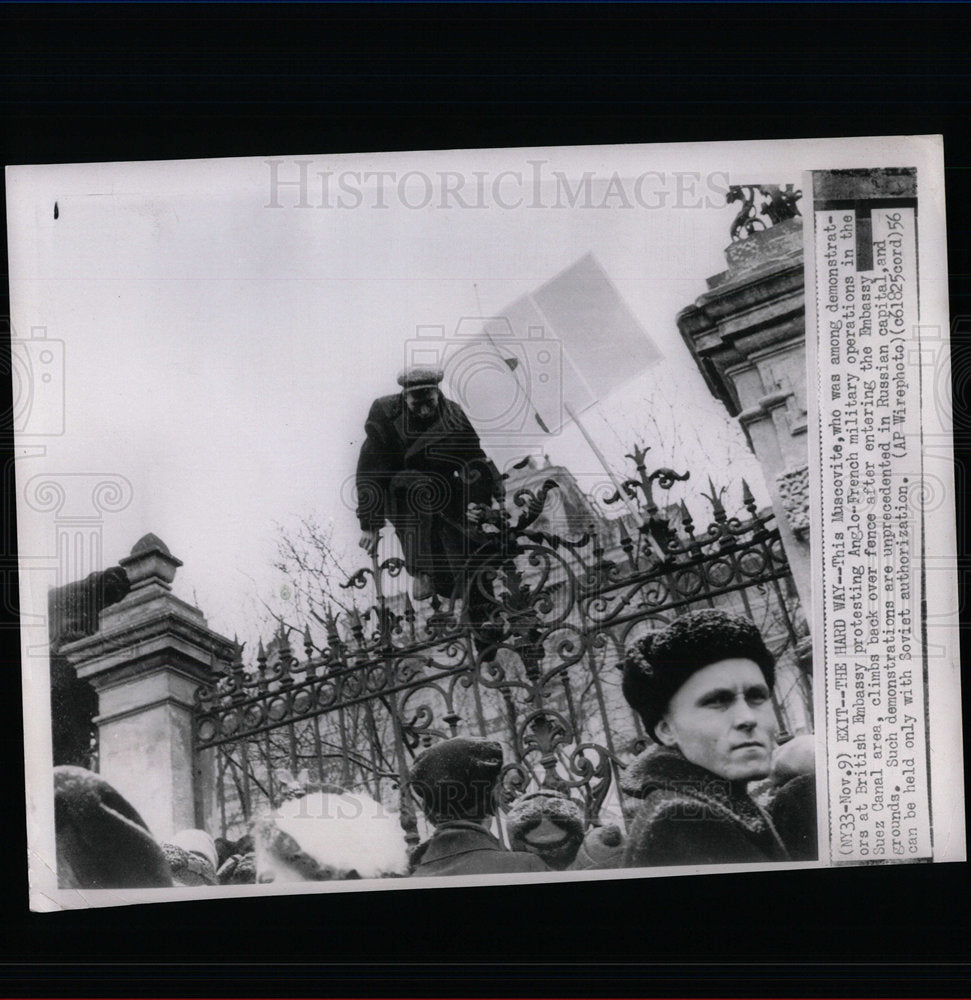 1956 Press Photo Muscovite British Embassy Protests - Historic Images