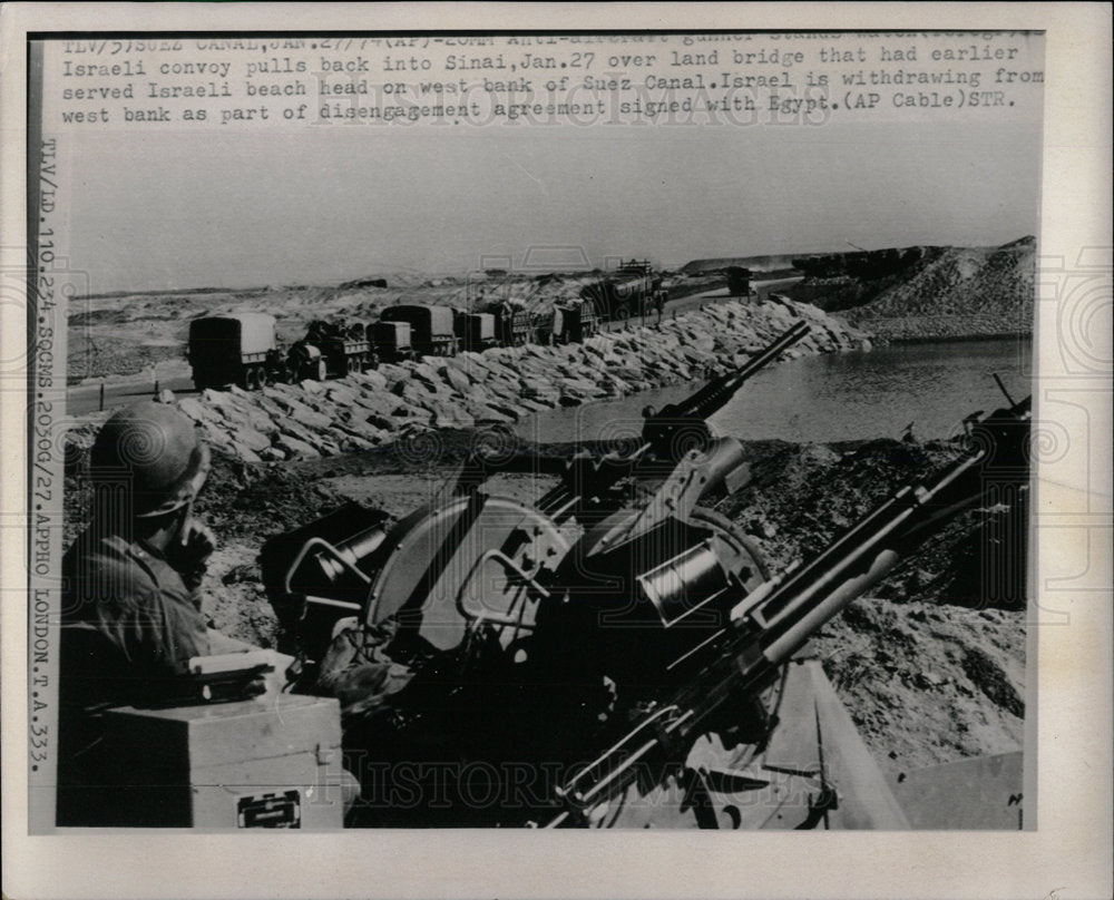 1974 Press Photo Israeli Forces Machine Gun Suez Canal - Historic Images
