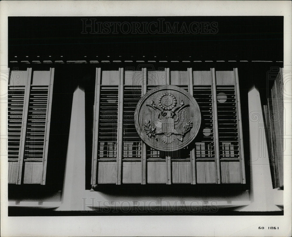 1960 Press Photo US Embassy Building Emblem Ghana - Historic Images