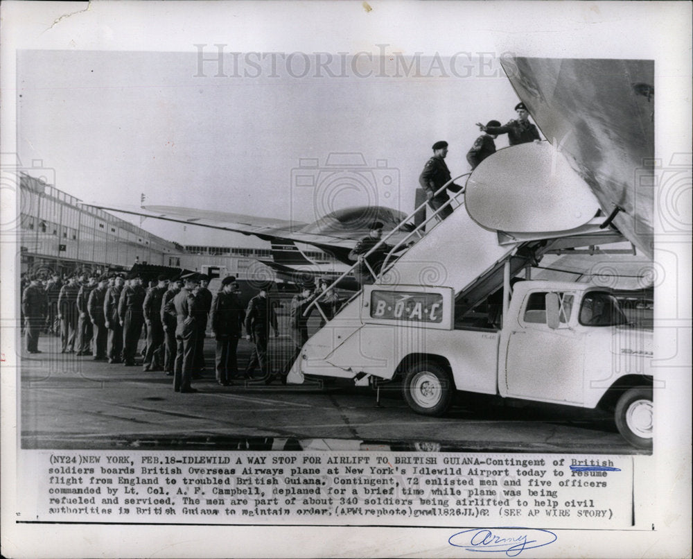 1962 Press Photo British Forces Board Plane NY Airport - Historic Images