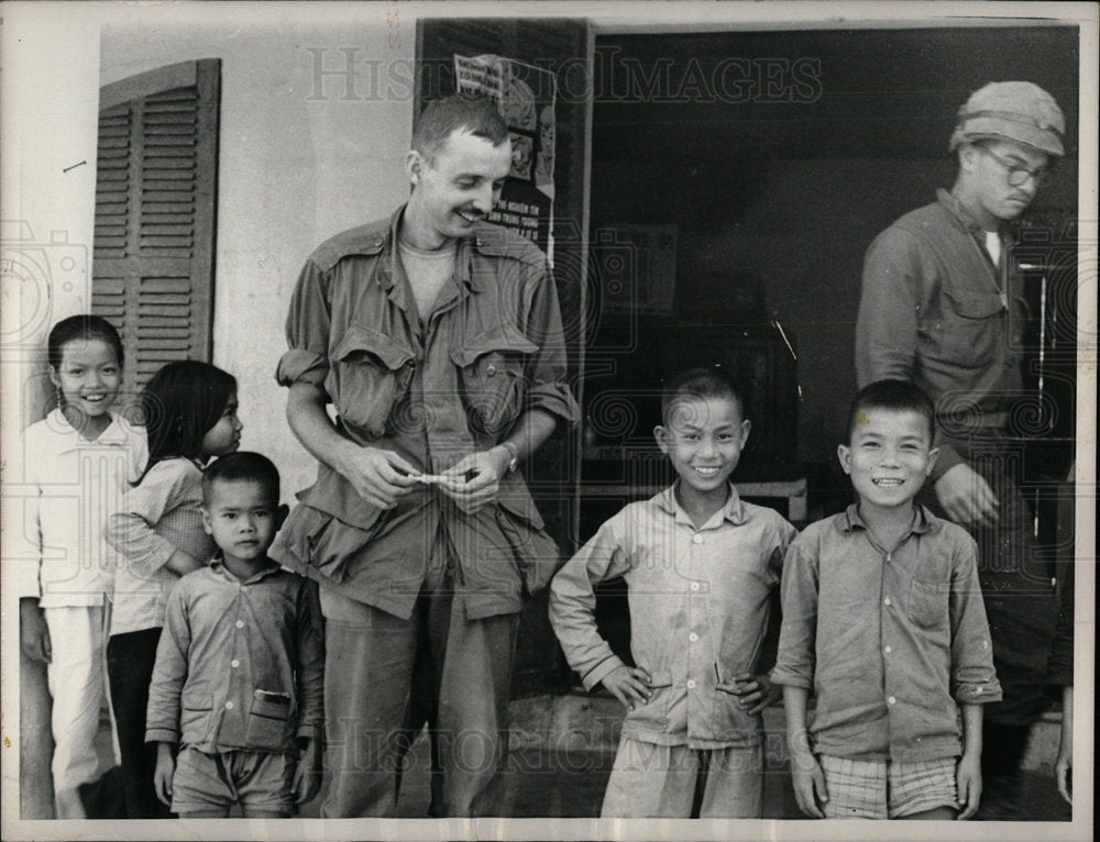 1966 Press Photo Vietnam Lanky Mustachioed Paul Clifton - Historic Images