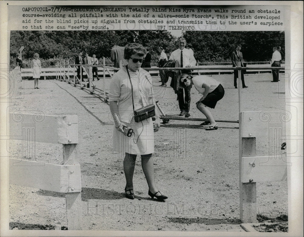 1966 Press Photo Totally Blind Miss Myra Evans Walks - Historic Images