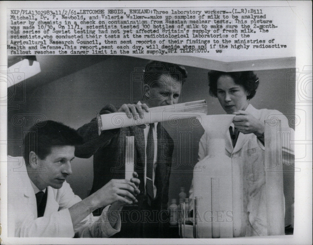 1961 Press Photo Three Laboratory Worker Bill Mitchell  - Historic Images