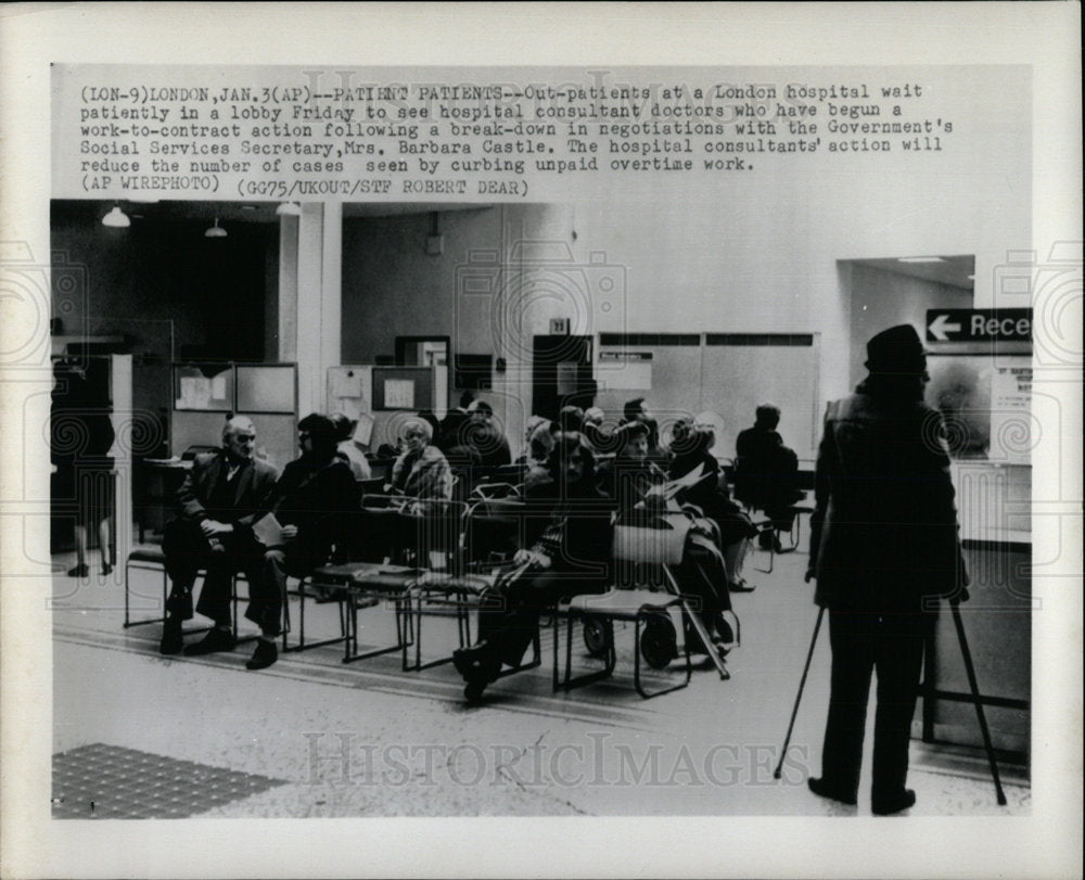 1975 Press Photo London Hospital Outpatient Waiting - Historic Images