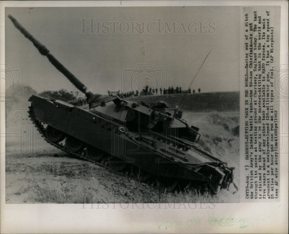 1963 Press Photo British Tank Chieftain Leaving Ditxh - Historic Images