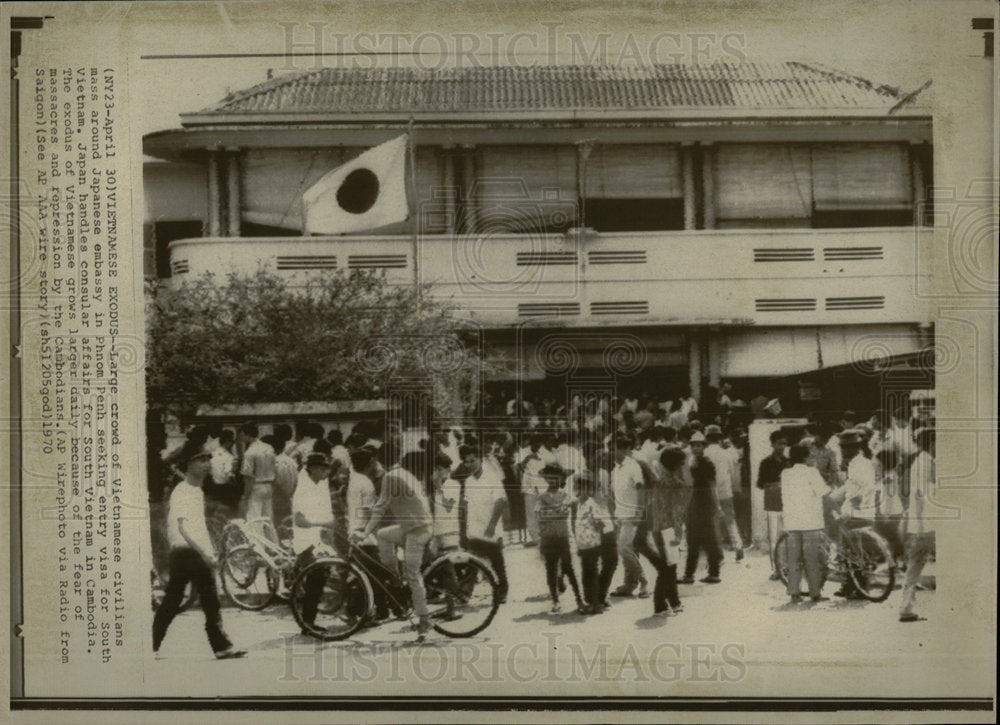 1970 Press Photo Large Crowd Vietnamese Civilian Japane - Historic Images