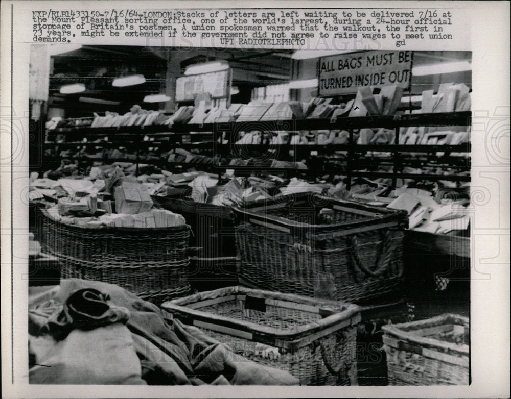 1964 Press Photo Mail Halt Postmen Union Strike England - Historic Images