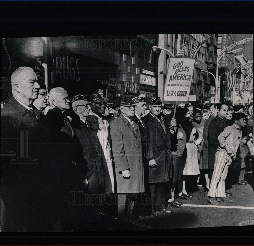 1971 Press Photo Vetrrans Spectators Watching Ceremonie - Historic Images