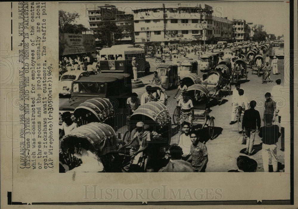 1969 Press Photo Auto Rickshaws Roads Dhaka Bangladesh - Historic Images