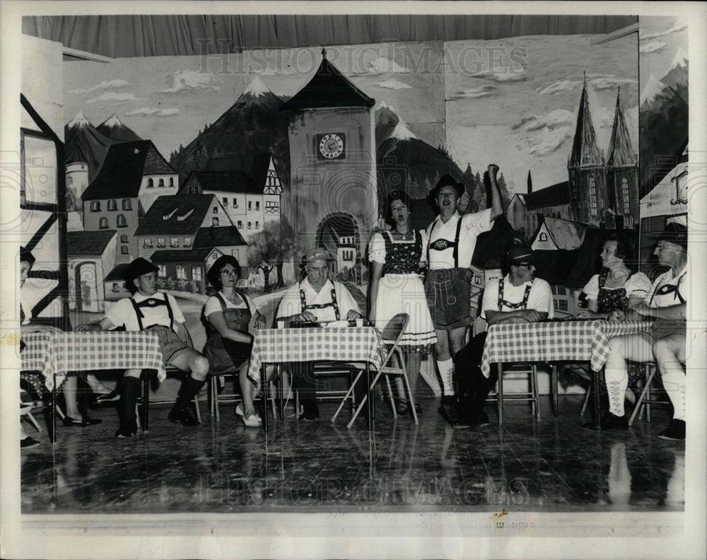 1970 Press Photo A Group Celebrates Amana Oktoberfest - Historic Images