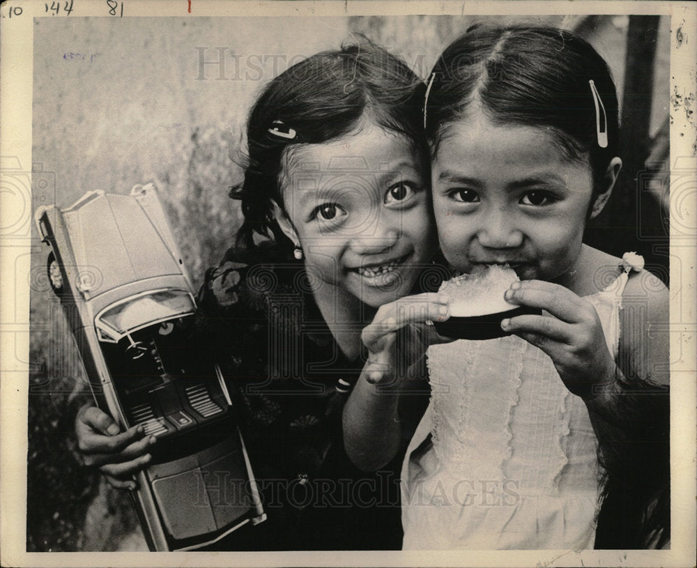 1972 Press Photo Two little girls of Vietnam smiling. - Historic Images