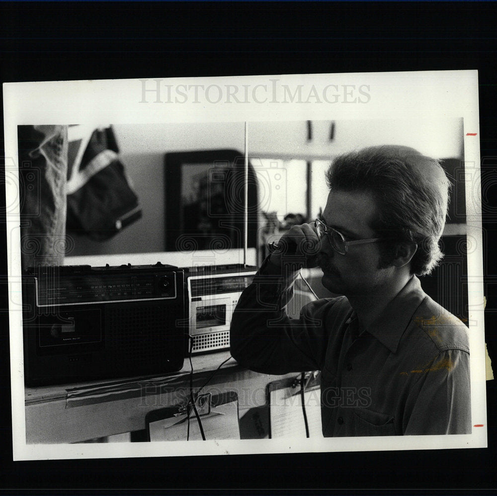 1981 Press Photo SCOTT VEST DIVER JIM STEVENS - Historic Images