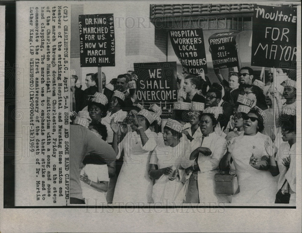 1969 Press Photo Member Strike Hospital Nurse Home Uni - Historic Images