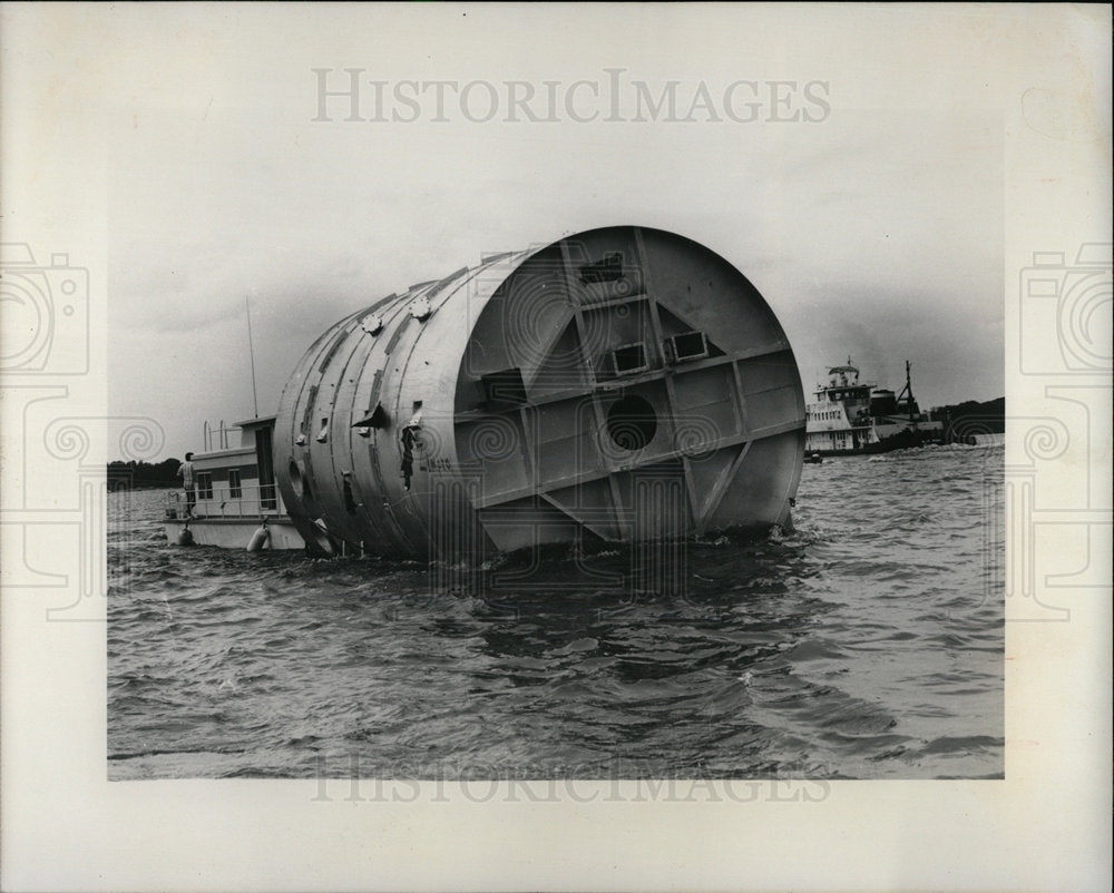 1975 Press Photo Mississippi River Incinerator Cargo - Historic Images