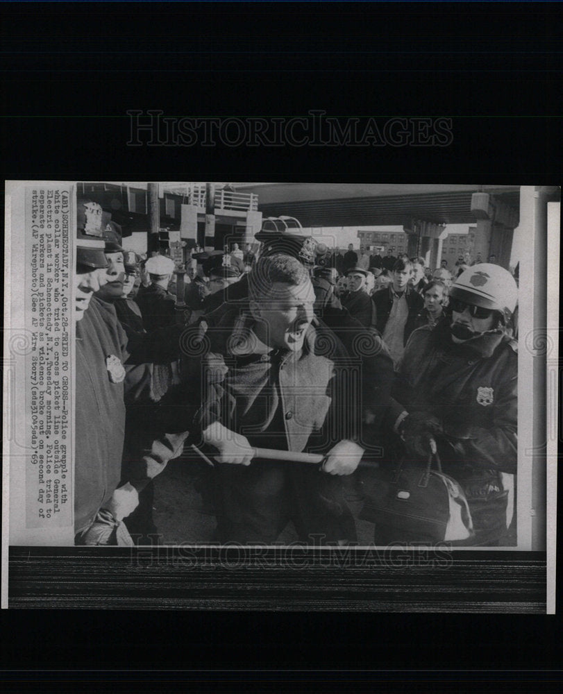 1969 Press Photo Police Grapple General Electric Plant - Historic Images