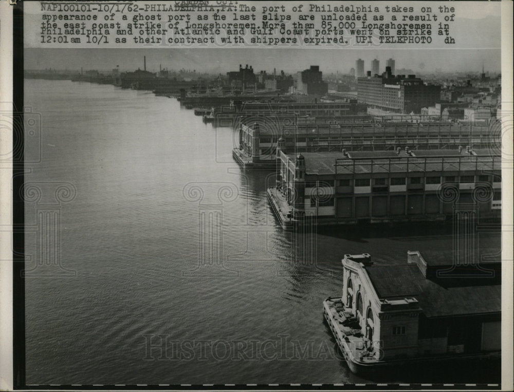 1962 Press Photo Port of Philadelphia Strike Boat Ship - Historic Images