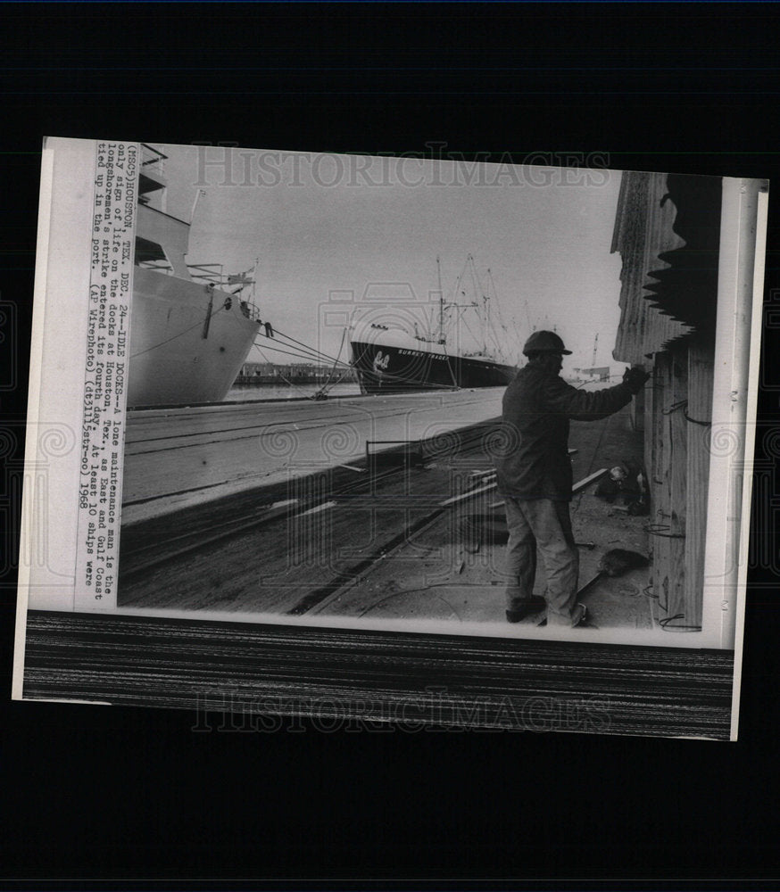 1968 Press Photo Strike Lone Maintenance Man Sign Life  - Historic Images
