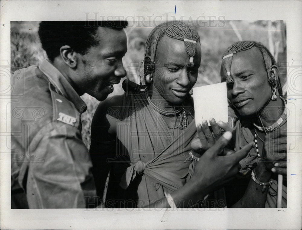 1972 Press Photo National Geographic Man Serengeti - Historic Images