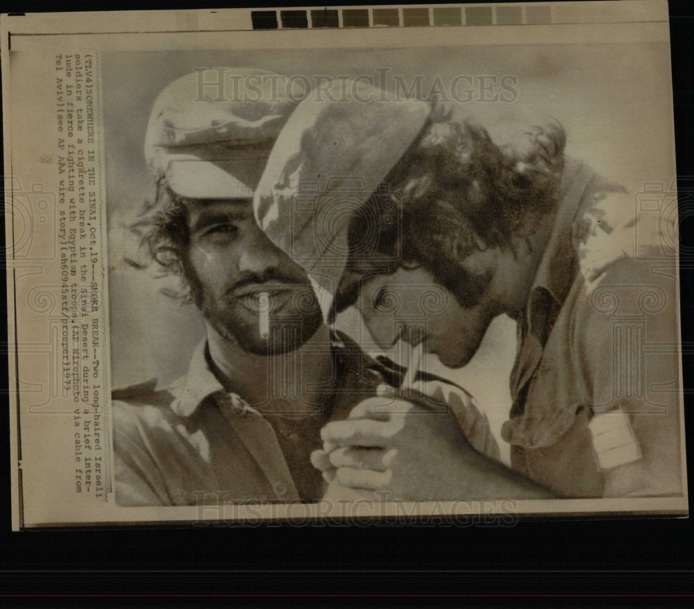 1973 Press Photo Sinai Desert Egyptian Troops Smoking - Historic Images