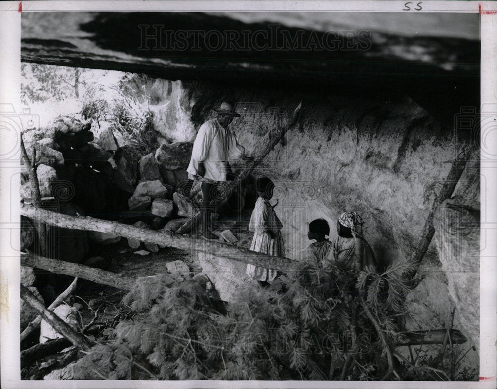 1966 Press Photo Tarahuamara Family Live Cave Home Mex. - Historic Images