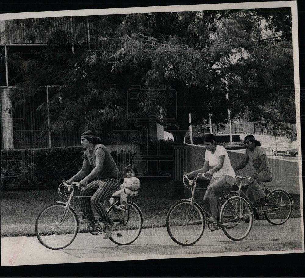 1975 Press Photo Tulsa Oklahoma Indians Bicycle Tour - Historic Images