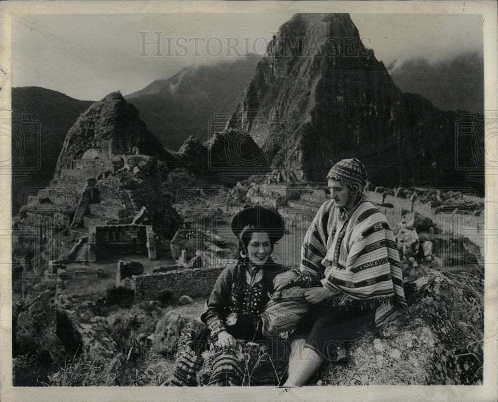 1960 Press Photo Two Peruvians in Traditional Dress. - Historic Images