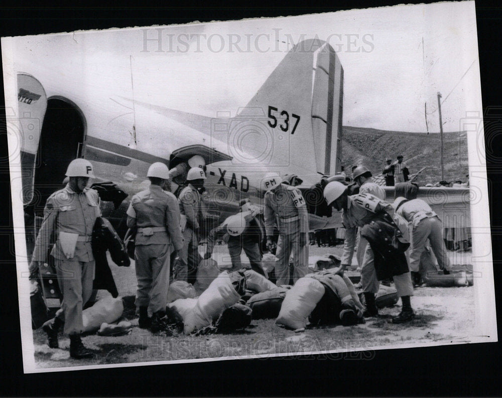1962 Press Photo Ranrahirco Peru Military Food Medical  - Historic Images
