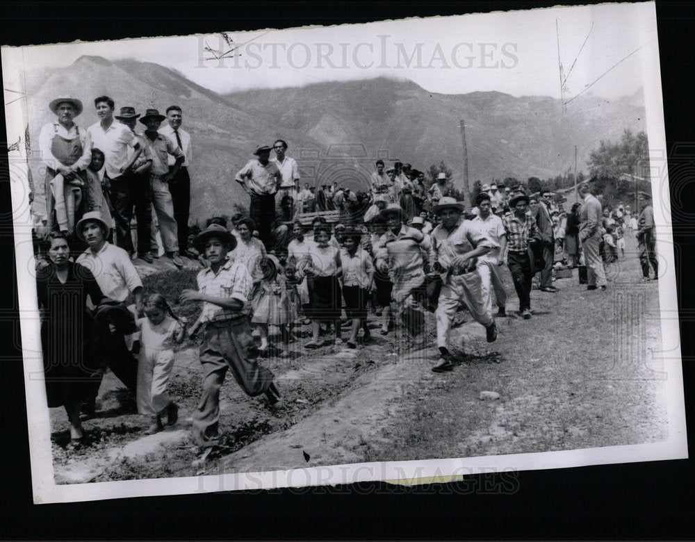 1962 Press Photo Peru Native Homeless Await Arrival Foo - Historic Images