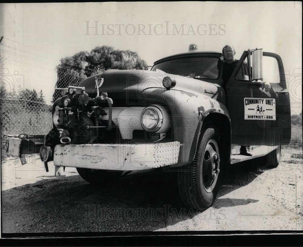 1975 Press Photo Carl Brooks Fire Engine Gift Mexico - Historic Images
