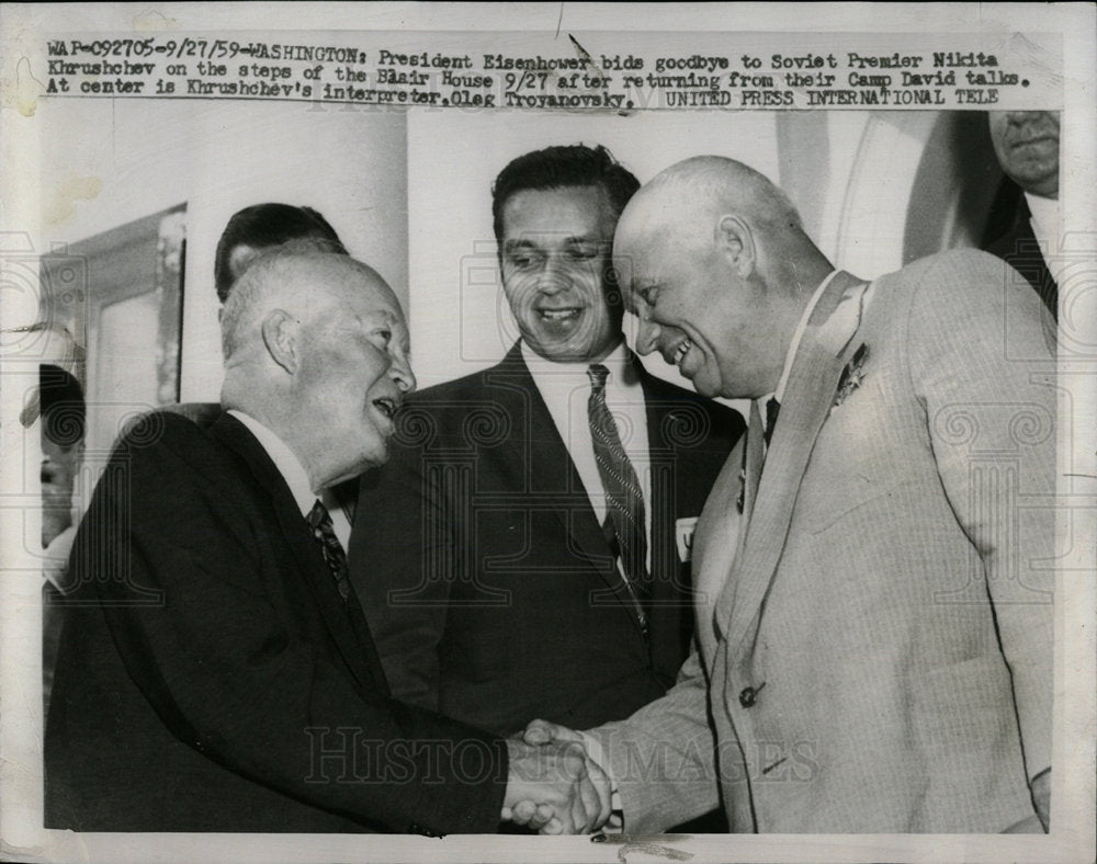 1959Press Photo Eisenhower bids goodbye to N.Khrushchev - Historic Images