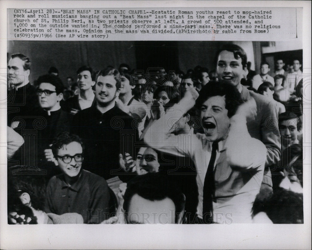 1966 Press Photo &quot;Beat Mass&quot; in Catholic St.Philp Neri. - Historic Images