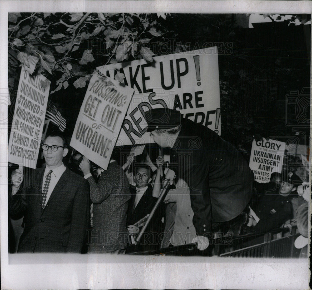 1959 Press Photo Protesting Soviet Premier Khrushchev  - Historic Images