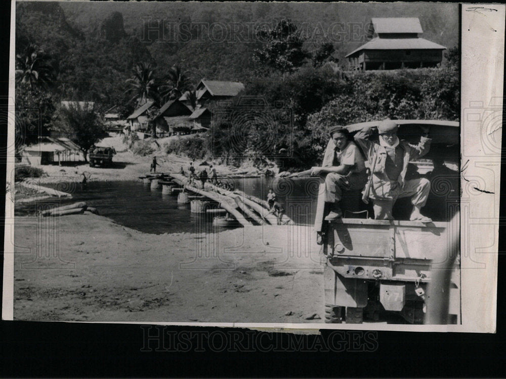 1961 Press Photo Royal Laotian Troops Construct Bridge - Historic Images