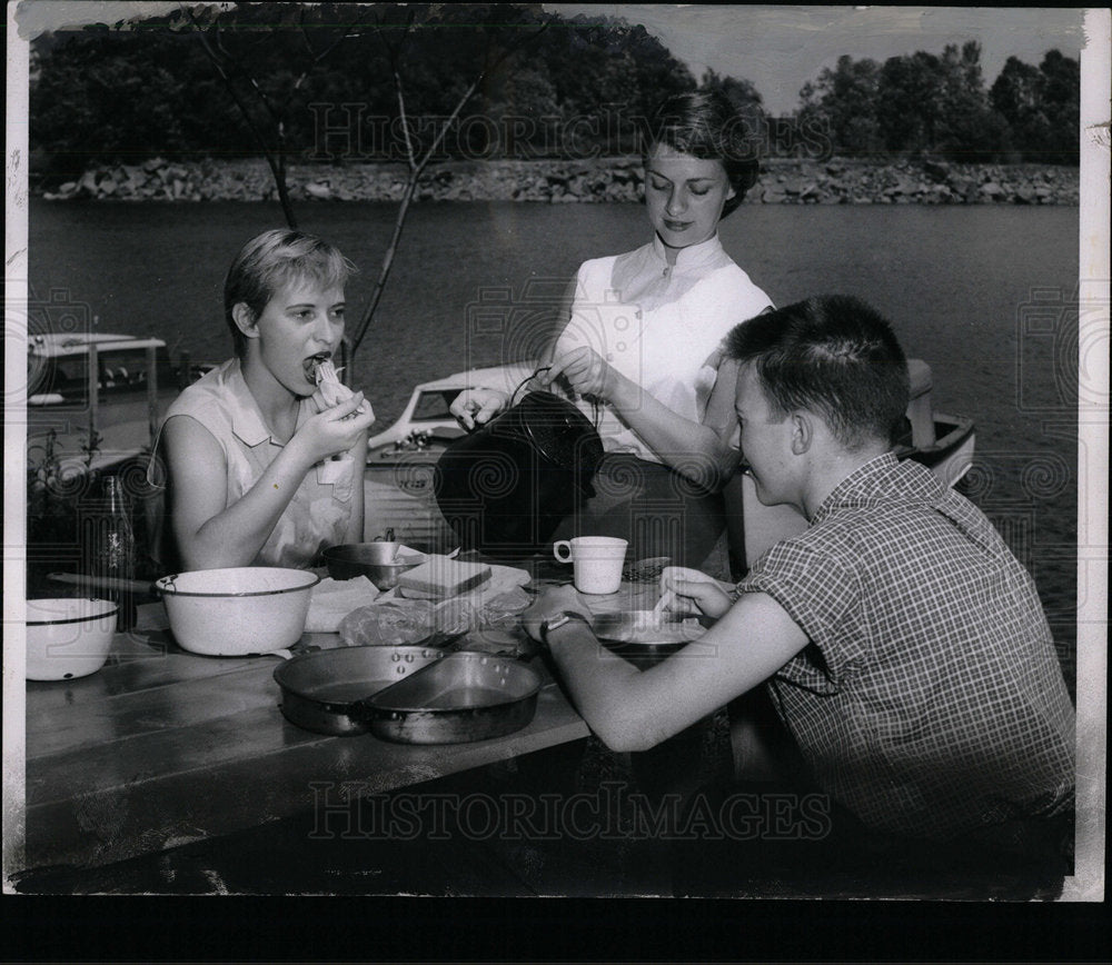 1960 Press Photo Thousand Island picnic New York - Historic Images