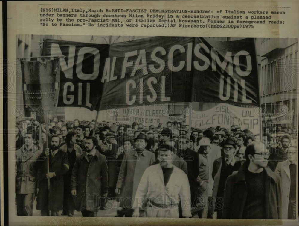 1975 Press Photo Anti-Fascist Demonstration Hundred Ita - Historic Images
