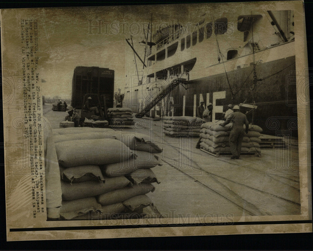 1973 Press Photo Gauston Longshoremen Lead Bag Wheat  - Historic Images