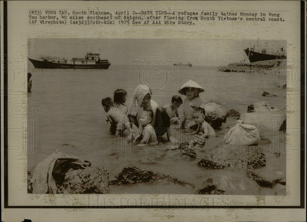1975 Press Photo Refugee Family Bath Monday Vung Tau Ha - Historic Images