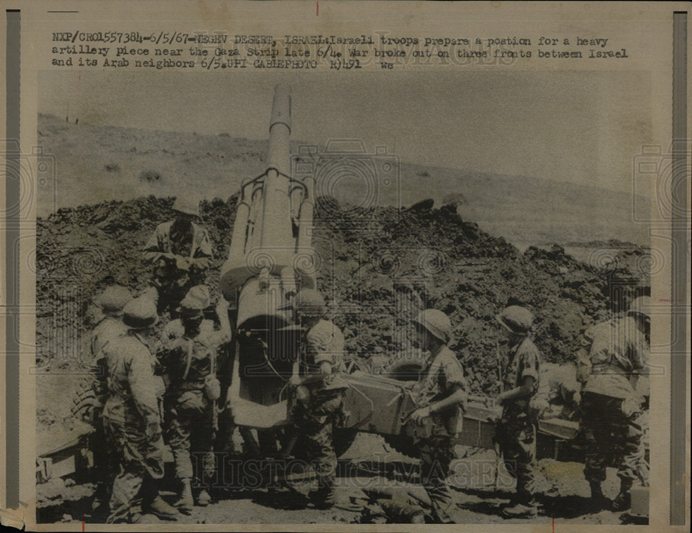 1967 Press Photo Israelil Troop Prepare Position Heavy  - Historic Images