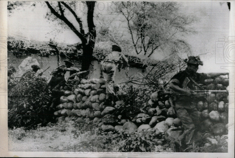 1965 Press Photo Kashmir Indian Troop Hurdle Stone Stor - Historic Images