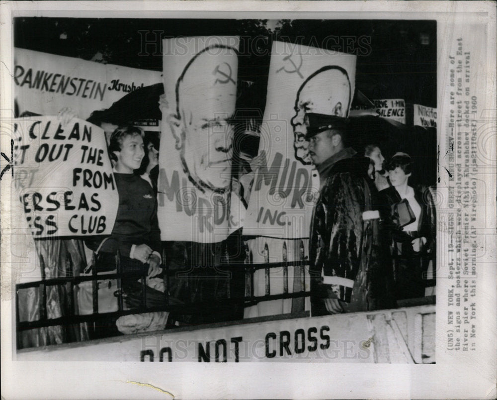 1960 Press Photo Sign Greet Khrushchev Some Poster Disp - Historic Images
