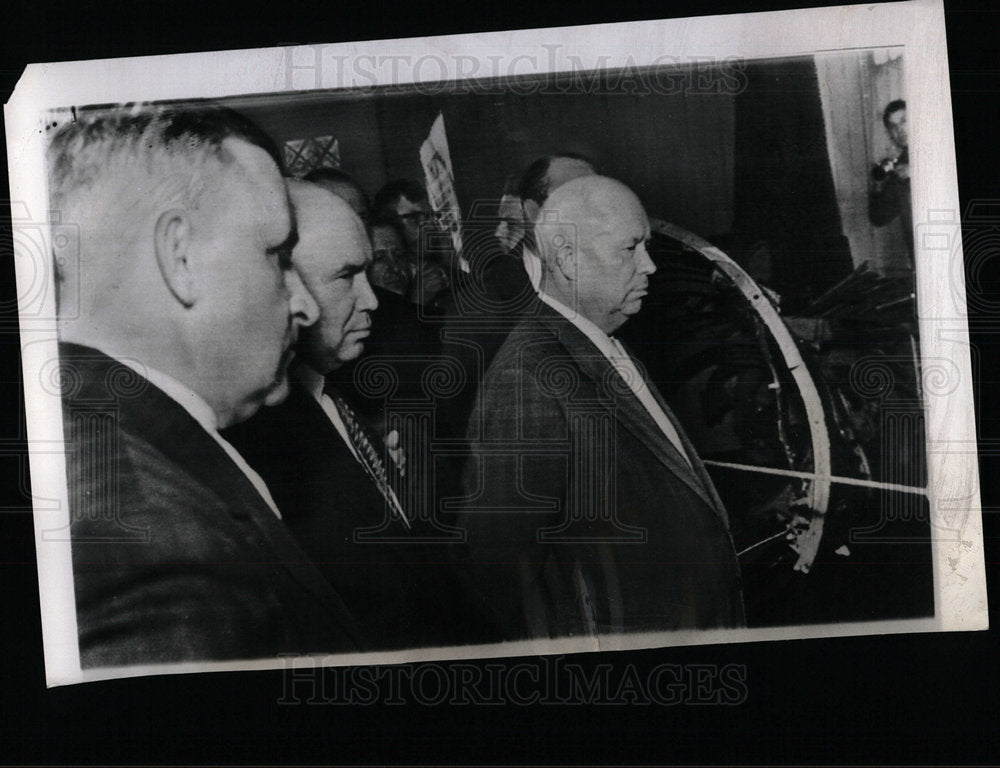 1960 Press Photo Nikita Khrushchev Inspects U.S Plane - Historic Images