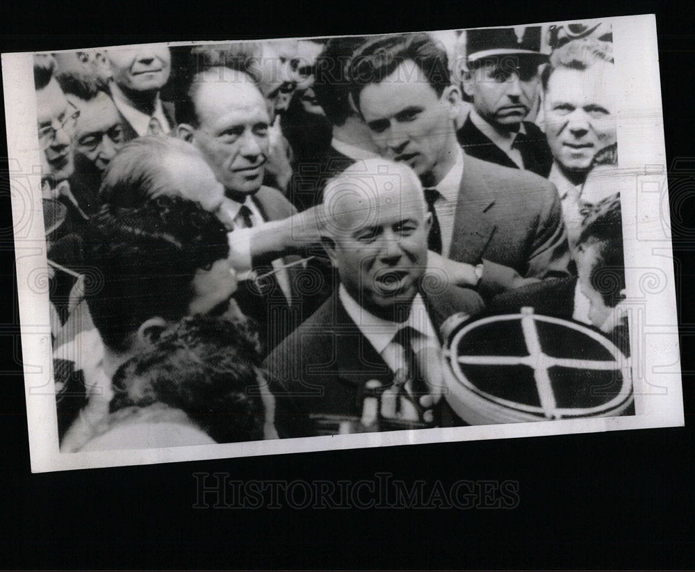 1960 Press Photo Khrushchev Sidewalk Press Conference T - Historic Images