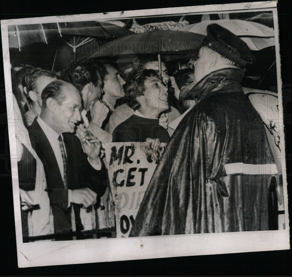 1960 Press Photo Woman Spectatoe Voice Opinion Uncertai - Historic Images